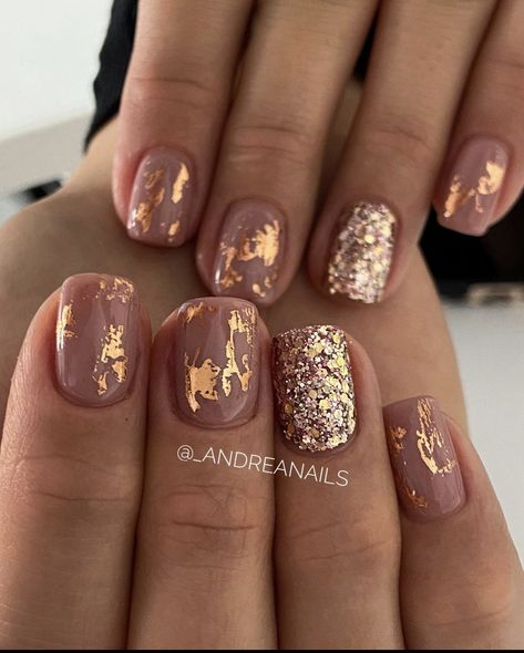 Fall Gold Leaf Nails, Copper Flake Nails, Brown With Gold Flakes Nails, Short Nails With Gold Foil, Matte Nails With Gold Flakes, Neutral Nails With Gold Foil, Gold Leaf Design Nails, Glittery Autumn Nails, Autumn Gonk Nails