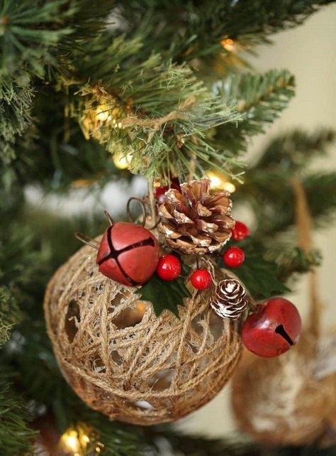 ornement sapin Noel boule fil jute rustique Diy Christmas Ornaments Ideas, Rustic Christmas Diy, Christmas Ornaments Ideas, Homemade Christmas Ornaments Diy, Christmas Decorations Sewing, Ornaments Ideas, Rustic Christmas Ornaments, Diy Christmas Ornament, Homemade Christmas Decorations