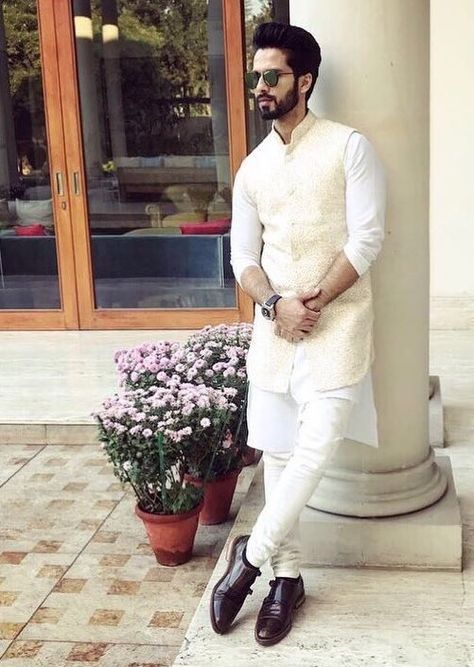 Sadri Kurta For Men Wedding White, Shahid Kapoor Kurta Style, Kurta Bandi For Men, Off White Kurta For Men, Engagement Look For Men, Shahid Kapoor Kurta, Kunal Rawal, Rakhi Special, Mens Indian Wear