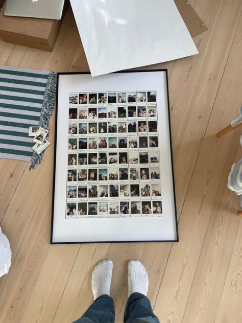 What To Do With Polaroid Pictures, Polaroids On Wall, Framed Polaroids, Polaroid Frame Ideas, Photoboard Ideas, Polaroids Aesthetic, Polaroid Pictures Display, Polaroid Inspiration, Polaroid Photo Frame