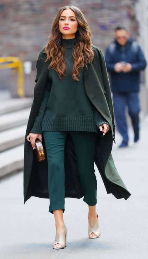 Olivia Culpo in Camilla & Marc out in NYC. #bestdressed Inspired Outfits, Style Casual Chic, Monochromatic Fashion, Monochrome Outfit, Olivia Culpo, Ținută Casual, Elegantes Outfit, Green Pants, 가을 패션