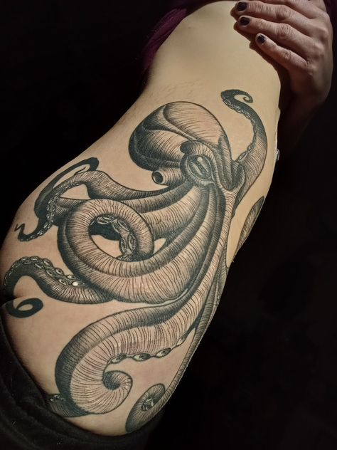 Octopus Rib Tattoo, Tattoo Stomach, Hip Thigh Tattoos, Octopus Tattoo, Rib Tattoo, Blackwork Tattoo, Thigh Tattoo, Blackwork, Octopus