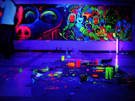 Neon graffiti Black Lights Bedroom, Black Light Room, Neon Rave, Neon Paint, Neon Bedroom, Black Lights, Body Glow, Glow Paint, Blacklight Party