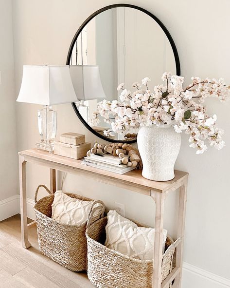 Console Table Styling, Console Table Decorating, Entryway Table Decor, Home Decor Ideas Living Room, Kitchen Home Decor, Hall Decor, Home Entrance Decor, Home Decor Living Room, Ideas Living Room