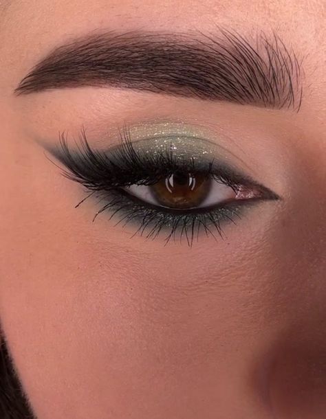 Green Under Eyeliner, Emerald Green Homecoming Makeup, Eye Makeup With Green Outfit, Make Up For Green Dress Outfit, Makeup Ideas For Emerald Green Dress, Eyeshadow With Green Dress, Lady Loki Makeup, Prom Makeup For Emerald Green Dress, Makeup Ideas For A Green Dress