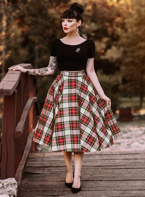 Buy Retro 1950's Vintage Skirts Online - British Retro Skirt Outfits Vintage, Vintage Skirts 1950s, Outfits Vintage Retro, Rock N Roll Dress, 50s Look, Stewart Tartan, Retro Skirt, Circle Dress, Black Party Dresses