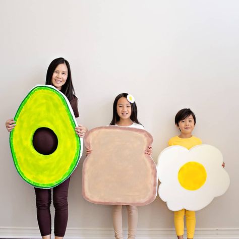 DIY FAMILY AVOCADO TOAST COSTUMES Sibling Costumes, Avocado Costume, Egg Costume, Sibling Costume, Pregnancy Costumes, Pregnant Halloween Costumes, Halloween Infantil, Easter Costume, Halloween Costumes For 3