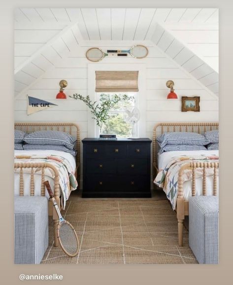 Classic Americana Home, Annie Selke Bedroom, Bunk Beds Lake House, New England House Interior Design, Cap Cod Bedroom Ideas, Boys Lake House Bedroom, Bunk Bed Sconces, Kids Room Two Twin Beds, Guest Room Two Beds