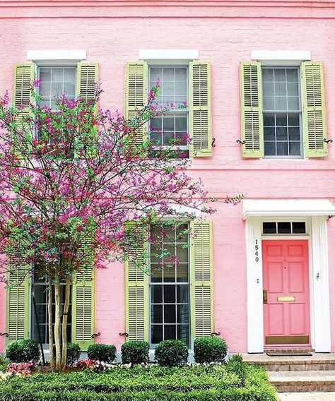 Bright and Colorful Shutters That Add Instant Curb Appeal Pink House Exterior, Window Shutters Exterior, Shutter Colors, Green Shutters, Pintura Exterior, Pink Door, Casas Coloniales, Benjamin Moore Colors, Exterior Paint Colors For House