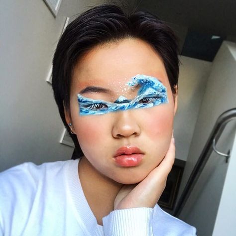 Ti (tea) sur Instagram : the great wave off kanagawa Inspired by @glamaliee and @kajtrainor Instagram kinda killed the quality but ehh I hope y'all are doing well… Lighthouse Photoshoot, Moana Makeup, Eyeliner Art, Artsy Makeup, Makeup Inspired, Face Paint Makeup, The Great Wave, Alternative Makeup, Great Wave Off Kanagawa