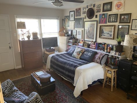 Small One Room Apartment, Rock N Roll Theme, Mid Century Bohemian, One Room Apartment, Apt Ideas, Studio Apartment Ideas, Room Apartment, Vintage Rock, Apartment Room