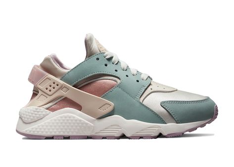 Nike Air Huarache Outfit Woman, Huraches Nike Outfit, Nike Air Huarache Outfit, Nike Harauche, Nike Huarache Outfit Women, Air Huarache Outfit, Empowering Outfits, Nike Huarache Outfit, Nike Huarache Women