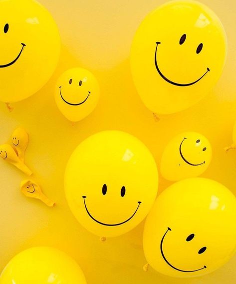 Smiley Balloon, Photowall Ideas, Iphone Wallpaper Yellow, Yellow Aesthetic Pastel, Happy Smiley Face, Yellow Smiley Face, Rainbow Aesthetic, Collage Vintage, Picture Collage Wall