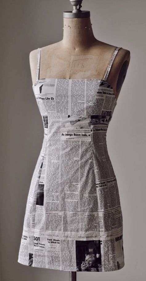 Newspaper Clothes Diy, Newspaper Clothes, Clothes Made From Recycled Materials, Newspaper Outfit, News Paper Dress, Paper Outfits, Recycled Fashion Diy, Recycled Dress Ideas, Dresses Made From Recycled Materials