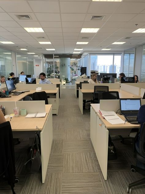 Dubai Office Snapchat, Office Set Up At Work, Bank Office Design, Office Snap, American Office, Usa Visa, Bank Office, Job Motivation, Banks Office