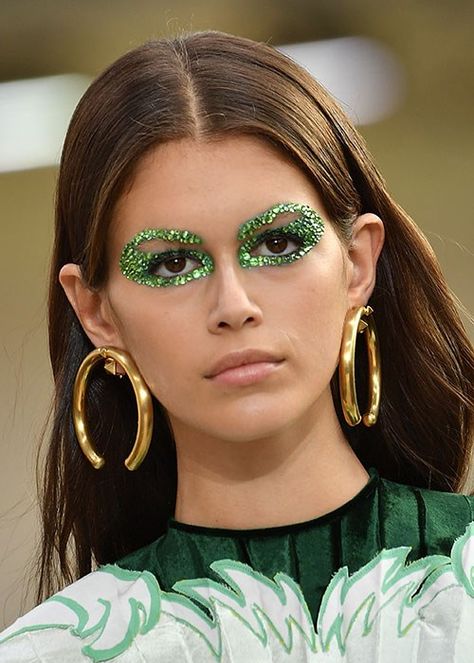 Kaia Gerber’s Next-Level Crystal Eye Look At Paris Fashion Week | BEAUTY/crew Pat Mcgrath Makeup Runway, Pat Mcgrath Makeup Looks, Festival Makeup Rhinestones, Fashion Week Makeup, Catwalk Makeup, Rave Halloween, Popular Jewelry Trends, Spring Jewelry Trends, Pat Mcgrath Makeup