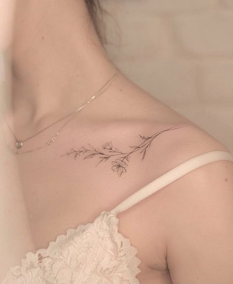 Blatt Tattoos, Simple Tattoo Ideas, Collar Tattoo, Feminine Shoulder Tattoos, Tattoo Homme, Clavicle Tattoo, Bone Tattoo, Small Shoulder Tattoos, Bone Tattoos