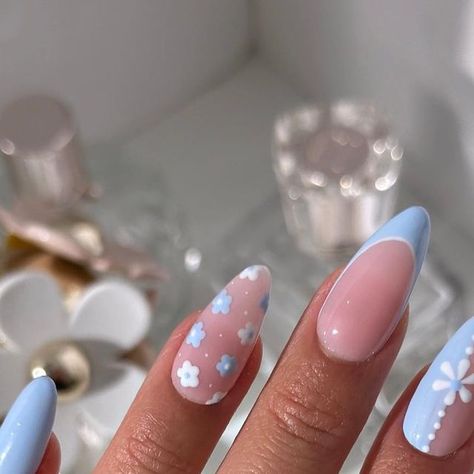 Blue Flower Design Nails, Periwinkle Nails With Flowers, Baby Blue Flower Nails, Subtle Flower Nails, Nail Inspo Trendy 2024 Spring Almond, Dark Blue Flower Nails, Blue Spring Nail Ideas, Light Blue Flower Nails, Floral Nails Blue