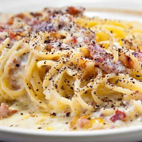 Easy Lasagne Recipes, Carbonara Ingredients, Pasta A La Carbonara, Spaghetti Carbonara Recipe, Creamy Spaghetti, Pasta Carbonara Recipe, Pasta Alla Carbonara, Carbonara Sauce, Quick Pasta Recipes