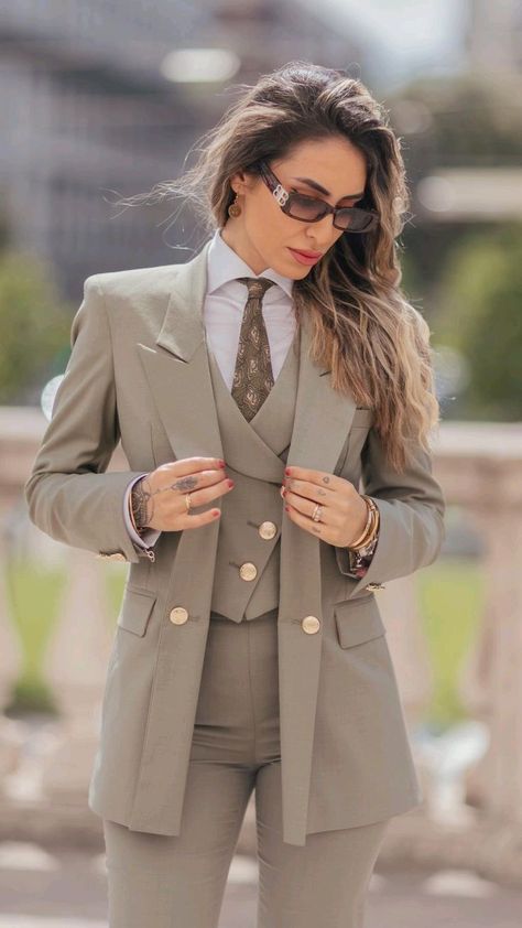 Latest Graduation Outfits, Graduation Suits For Women, Feminine Universe, Fancy Attire, Business Attire Women, Stylish Work Attire, Business Casual Outfits For Women, Woman Suit Fashion, Dress Up Outfits