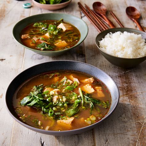 Siraegi Guk (Radish-Top Soup) Korean Soup, Radish Greens, Slow Cooker Lentils, Winter Soup Recipe, Spinach Soup, Kale Soup, Winter Soups, Vegetable Seasoning, Seasonal Ingredients