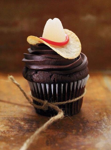 Use a Pringles chip, gumdrop, and rope licorice for the hat. Perfect for a Farm themed birthday party! Cupcakes Bonitos, Cowboy Cupcakes, Cowboy Birthday Party, Cowboy Birthday, Cowboy Party, Chocolate Icing, Cute Cupcakes, Jambalaya, Fun Cupcakes