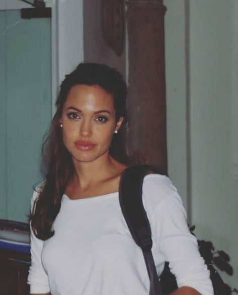 Angelina Jolie Angelina Jolie Aesthetic, Angelina Jolie 90s, Goddess Women, Angelina Jolie Style, 90s Aesthetic, Aesthetic Beauty, Hollywood Celebrities, Girl Crushes, Woman Crush