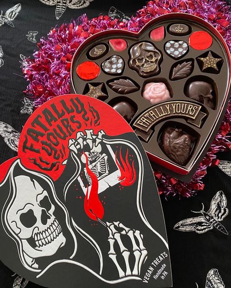 Goth Valentines Day Gifts, Goth Chocolate, Room Ideas Goth, Dark Valentines Aesthetic, Valentines Day Goth, Valentine Goth, Goth Gift Ideas, Goth Valentines Day, Creepy Valentines