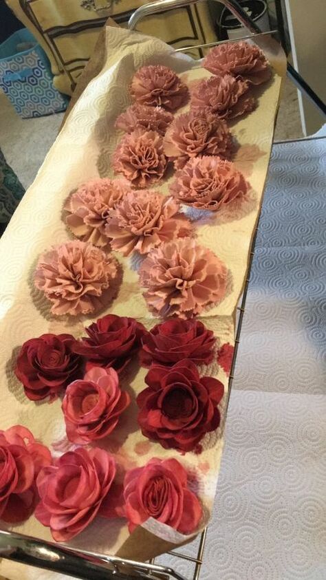 Making Wood Flowers, Wood Roses How To Make, Dye Wood Flowers, Wooden Flower Bouquet Wedding Ideas, Wooden Flower Bouquet Diy, Solawood Flowers Making, Solo Wood Flower Bouquet, Wood Flower Bouquet Wedding, How To Make Wood Flowers