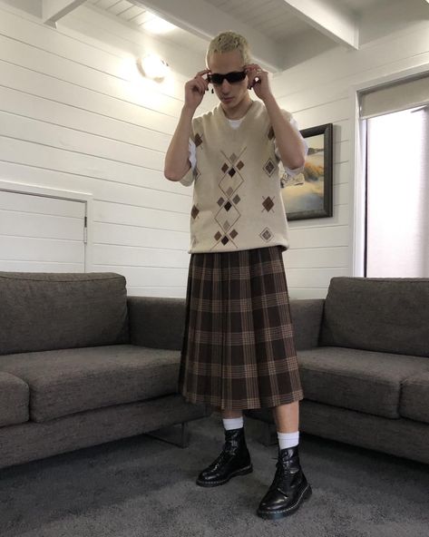 Men In Skirts, Streetwear Fashion Ideas, Streetwear Fashion Menswear, Streetwear Fashion Urban, Guys In Skirts, Men Wearing Skirts, Toxic Masculinity, Skirt Aesthetic, Gender Fluid Fashion