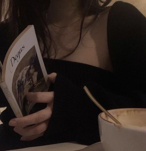 Aria Montgomery Aesthetic, Back To University, Dark Acadamia, Aria Montgomery, Dark Feminine Aesthetic, Alain Delon, Reading A Book, Dark Academia Aesthetic, Academia Aesthetic