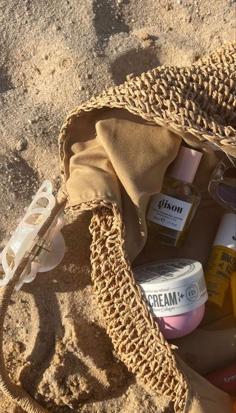 Gisou Aesthetic, Packing Aesthetic, Summer Bag Essentials, Bum Bum Cream, Beach Bag Essentials, Cottagecore Summer, Pool Poses, Ig Aesthetic, Body Care Products