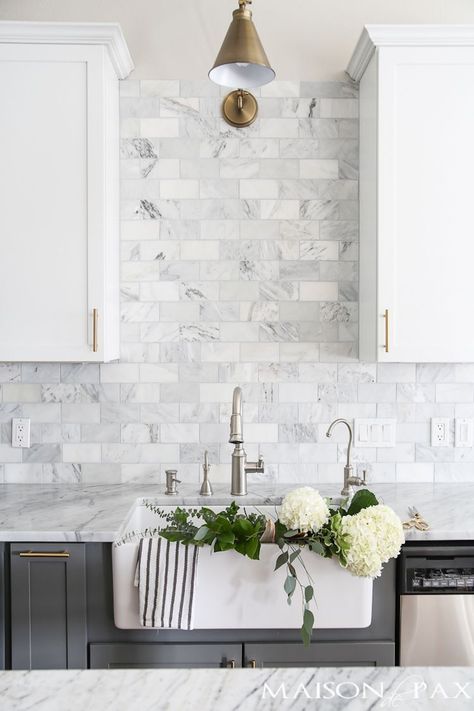 Gray and white kitchen with tiled marble backsplash via Maison de Pax Big Farmhouse, White Marble Kitchen, Two Tone Kitchen, Herringbone Backsplash, Marble Backsplash, Classic Kitchen, Kitchen Decorating, Kitchen Marble, Modern Farmhouse Kitchens