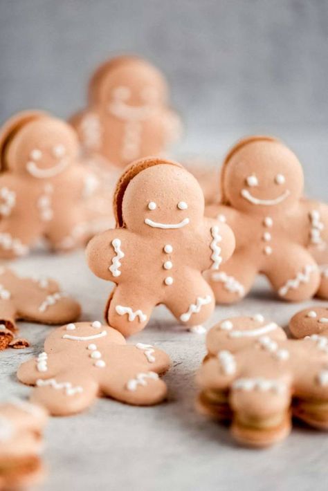 Gingerbread Ganache, Meringue Recipes, Gingerbread Man Template, Cute Christmas Desserts, Macarons Recipe Easy, Christmas Carousel, French Macarons Recipe, Christmas Macarons, How To Make Gingerbread