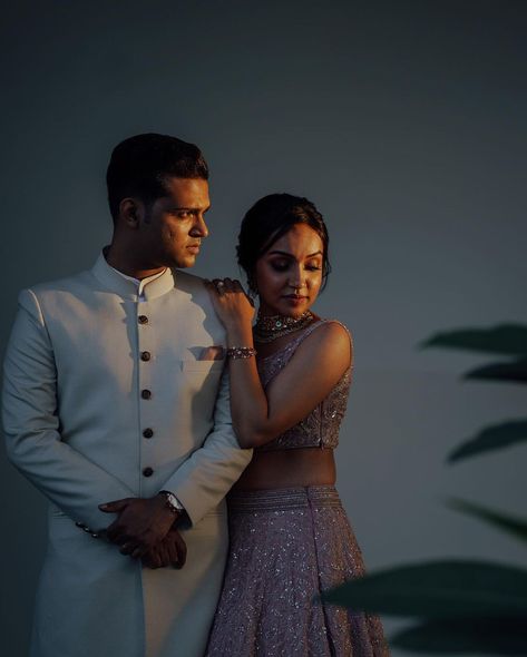 Engagement Portraits Poses, Indian Bride Poses, Indian Bride Photography Poses, Indian Wedding Poses, Bride Photos Poses, Pre Wedding Photoshoot Outfit, Indian Wedding Photography Couples, Engagement Photography Poses, Wedding Portrait Poses