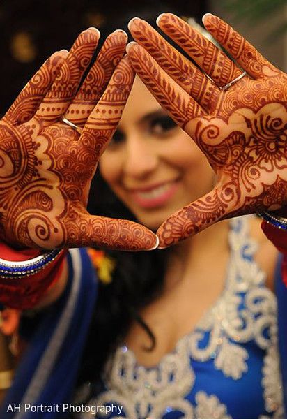 Mehendi Poses, Mehandi Bride, Wedding Photography Poses Family, Mehendi Photography, Wedding Photography India, शादी की तस्वीरें, Mehndi Ideas, Palm Henna, Mehandhi Designs