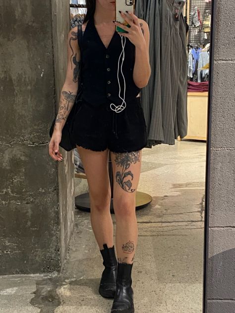 All black outfit, cut off shorts, a black button down tailored vest, platform boots, on a tattooed girl holding a large black leather tote bag, her white headphone cord falls in front creating an interesting shape Minimal Goth Aesthetic, Goth Summer Outfits, Minimal Goth, Rome Outfits, Summer Goth, Goth Aesthetic, Fresh And Clean, All Black, Rome