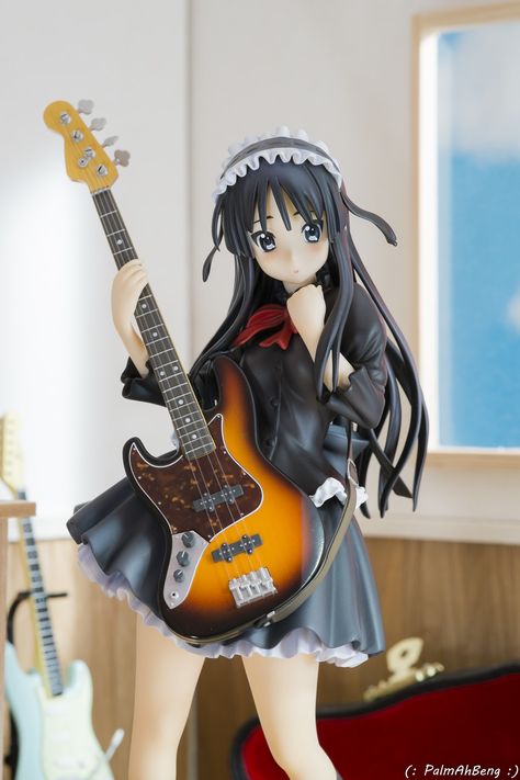 Mio Akiyama Icon, Holding Guitar, Mio Akiyama, Dynamic Poses Drawing, Figure Anime, K On, Figure Photography, Figure Poses, Anime Figurines