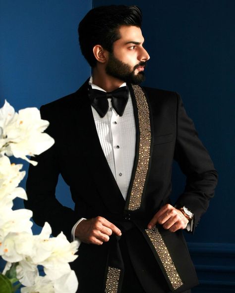 Modern Suits Men, Men's Indian Style, Black Suit Designs, Mens Party Wear, Wedding Suit Styles, Sherwani For Men Wedding, Jacket Belt, Groom Dress Men, Wedding Coat