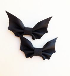 Bat Bow, Batman Halloween, Gothic Baby, Goth Baby, Halloween Hair Bows, Halloween Festivities, Fall Bows, Halloween Bows, Halloween Tags