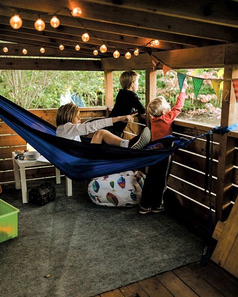 Tree House Furniture Ideas, Treehouses For Kids, Under Treehouse Ideas, Treehouse Ideas Simple, Teenage Treehouse Ideas, Forts Outdoor, Treehouse Interior Ideas, Tree House Accessories Kids, Hammock Treehouse