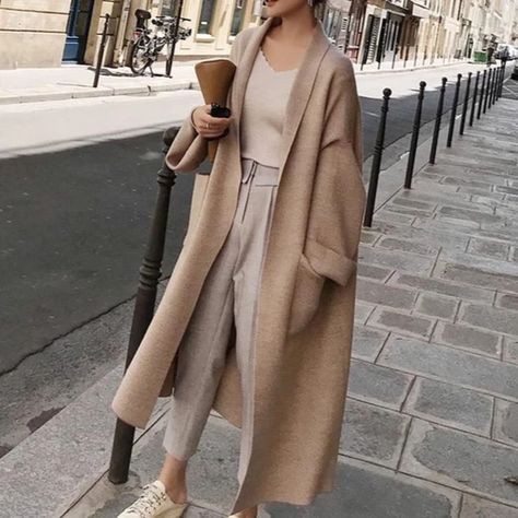 Women's Oversized Coats. I love the all popular camel-tan coat. This coat is timeless and will never go out of style. Add a belt to your coat. Oversized Sweater Coat, Women Long Cardigan, 일본 패션, Tan Coat, Elegant Coats, Stripe Outfits, Looks Street Style, Knitted Coat, Coat Outfits