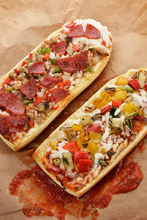 A delicious and versatile dish, French bread pizza is your answer to a quick, easy meal with minimal prep time. It involves transforming a loaf of French Bread Pizza Air Fryer, Pizza Air Fryer, Pizza In Air Fryer, Pizza In The Air Fryer, French Pizza, Nuwave Oven Recipes, Best Frozen Meals, French Bread Loaf, Garlic Pizza