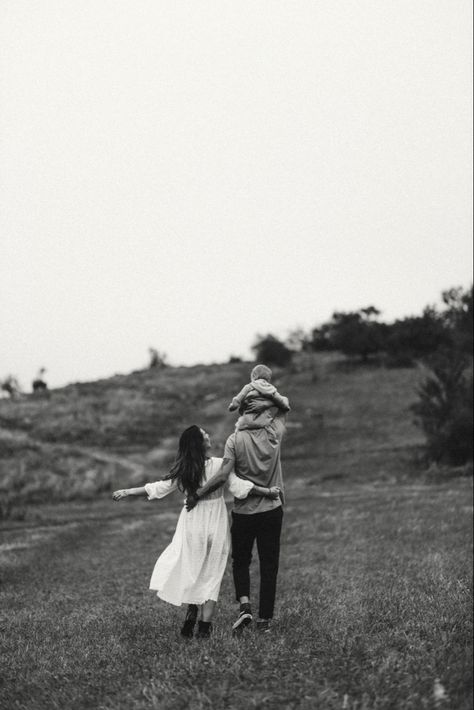 Autumn Family Photoshoot, Kiss And Hug, Outdoor Family Photoshoot, First Family Photos, Mini Workout, Family Photoshoot Poses, Outdoor Family Photography, Family Portrait Poses, Outdoor Family Photos