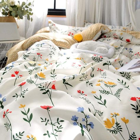 Nature and Botanical themed bedding set, including duvet and pillow cover. Features A Hassle-Free Hidden Zipper Closure , It's Easy And Efficient To Put This Duvet Cover On Your Comforter. White Floral Bedding, Geometric Bedding, Duvet Covers Yellow, Botanical Theme, Floral Bedding Sets, Queen Size Duvet Covers, Pattern Comforter, Flower Bedding, Floral Duvet Cover