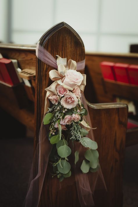 Church Alter Flower Decoration Wedding, Pew Flowers Wedding Church, Pew Floral Arrangements, Wedding Church Pew Decorations, Old Church Wedding Decorations, Wedding Isles Decoration Church Pews, Wedding Isles Decoration Church, Rustic Church Wedding Decorations, Church Wedding Decorations Aisle Altars