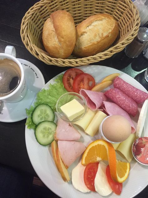 [I ate] a German breakfast German Breakfast, European Breakfast, Breakfast Around The World, German Food Authentic, Easy Breakfast Options, Breakfast Platter, Healthy Low Calorie Meals, Refreshing Drinks Recipes, Healthy Food Motivation