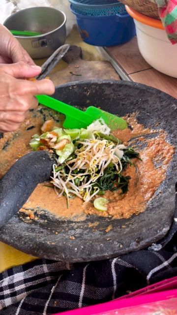 Prawn Crackers, Mixed Salad, Gado Gado, Indonesian Food, The Sauce, Eat Local, Tempeh, Traditional Food, Cashew