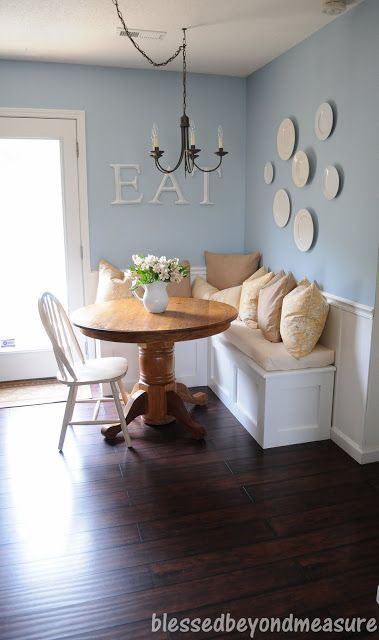 L shaped banquette bench for corner of kitchen. Coin Banquette, Corner Bench Seating, Corner Banquette, Diy Breakfast, Corner Seating, Breakfast Nooks, Banquette Seating, Kitchen Corner, Kitchen Benches