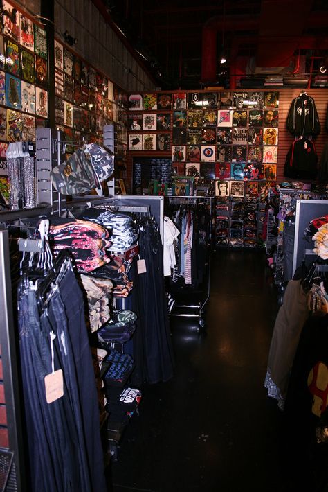 Spencers Store Aesthetic, Hot Topic Aesthetic, Old Hot Topic, Spencer Store, Punk Store, Rawring 20s, Hot Topic Store, Goth Stores, 2000s Punk